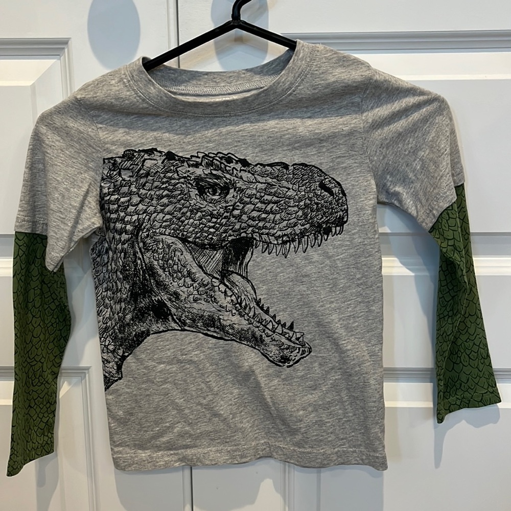 Carter’s Kids long sleeve T. Size 6.